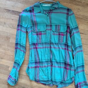 Women's plaid button up shirt